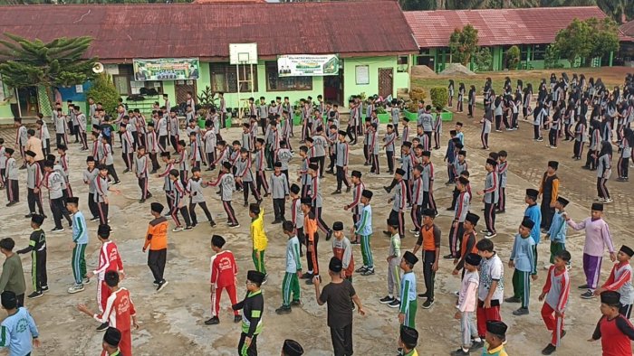 KEMBALI KE MADRASAH: Siswa Kelas VIII dan IX MTsN 2 Bungo Penuhi Halaman Sekolah dengan Semangat Baru