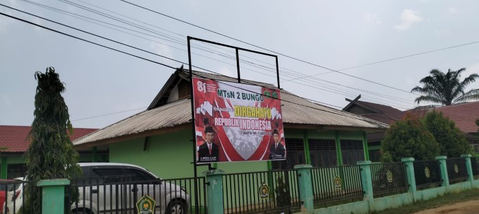 Sambut HUT ke-81 RI, MTsN 2 Bungo Pasang Spanduk Dirgahayu Republik Indonesia di Depan Gerbang Sekolah Sambut HUT ke-81 RI, MTsN 2 Bungo Pasang Spanduk Dirgahayu Republik Indonesia di Depan Gerbang Sekolah