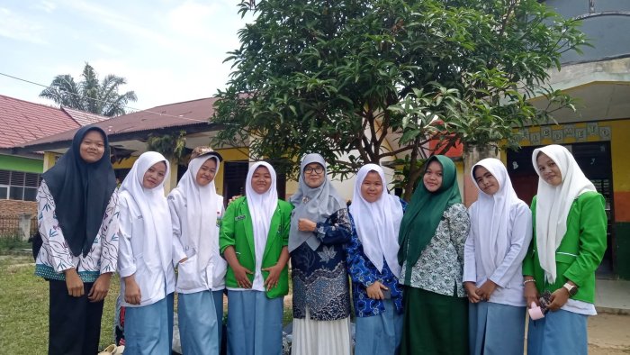 Guru dan Alumni MTsN 2 Bungo Gelar Sesi Foto Bersama