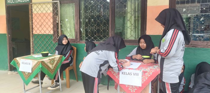 Kolaborasi PMR UKS  Pembagian Vitamin Perkuat Imunitas Siswi MTsN 2 Bungo