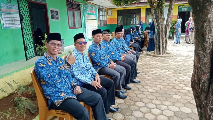 MTsN 2 Bungo Peringati Hari Kesadaran Nasional Memakai Baju Korpri