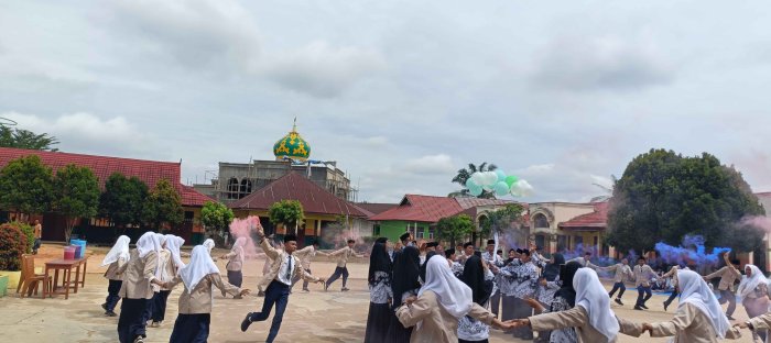 HGN 2025, MTsN 2 Bungo Gelar Pelepasan Balon Disaksikan Seluruh Siswa