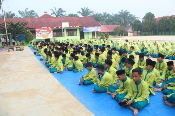Peringati Maulid Nabi Muhammad SAW, MTsN 2 Bungo Gelar Acara Khidmat di Lapangan Madrasah
