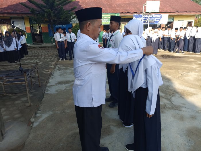 Madrasah Gelar Pemasangan Simbolis Kartu Ujian
