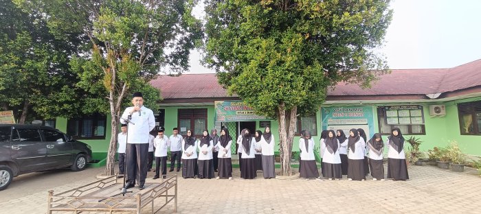 Sambut Tahun Ajaran Baru, Kepala MTsN 2 Bungo Pimpin Apel Perdana Guru dan Pegawai: Ajaran Baru, Semangat Baru