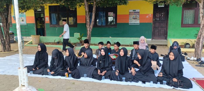 Tim Hadroh Meriahkan Pembukaan Acara di MTsN 2 Bungo