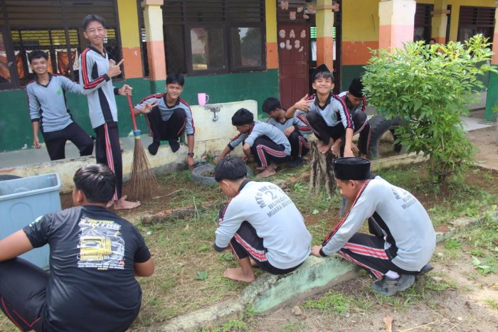 Kompak dan Cekatan, Tim Siswa Laki-Laki Bersihkan dan Rapikan Taman Kelas Kompak dan Cekatan, Tim Siswa Laki-Laki Bersihkan dan Rapikan Taman Kelas