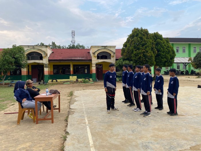 Pramuka MTsN 2 Bungo Latihan Baris Berbaris di Lapangan