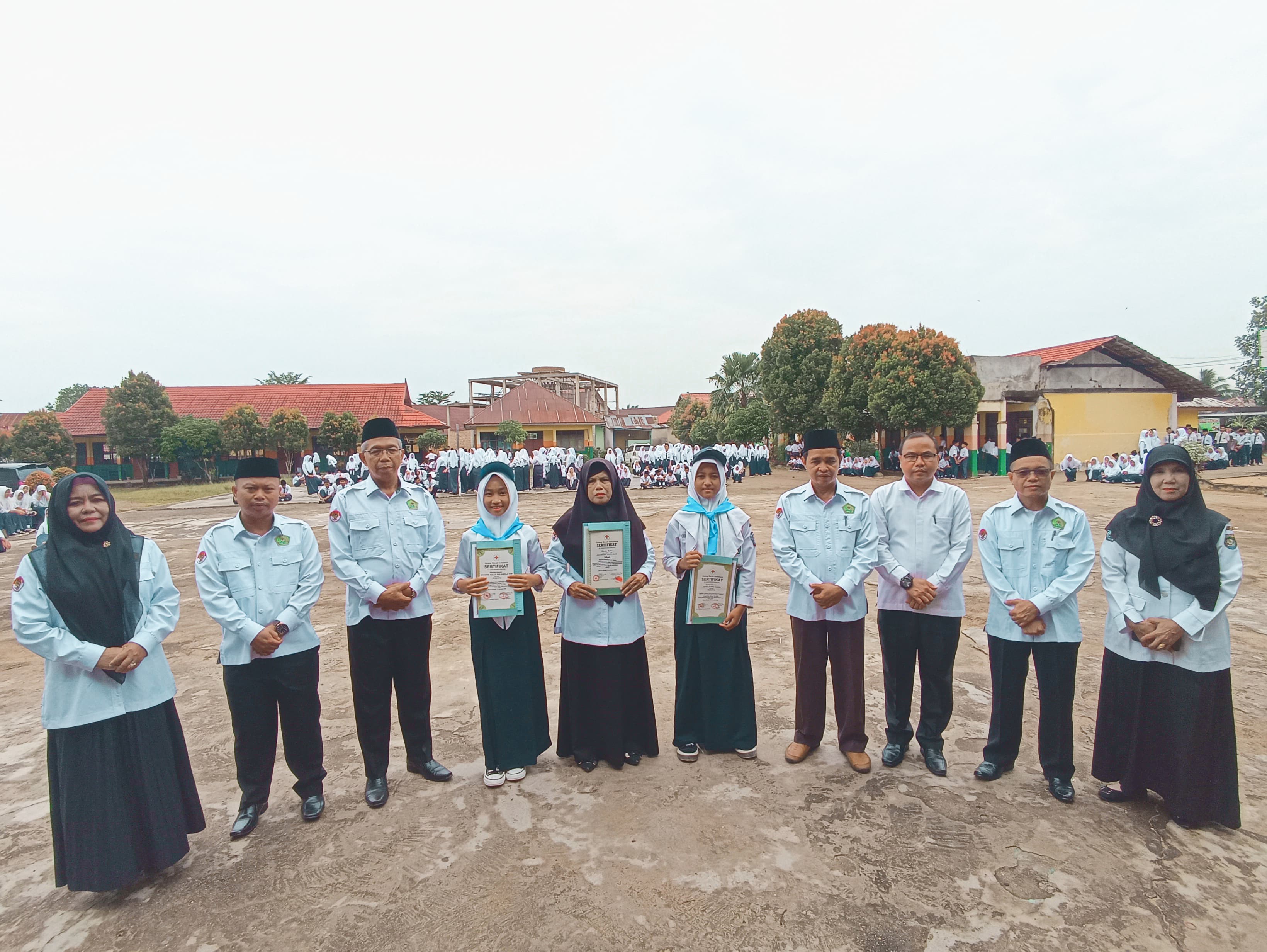 PENYERAHAN SERTIFIKAT PMR DI MTsN 2 BUNGO 