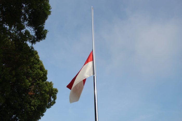 MTsN 2 Bungo Kibarkan Bendera Setengah Tiang, Berduka atas Wafatnya Wapres ke-6 RI