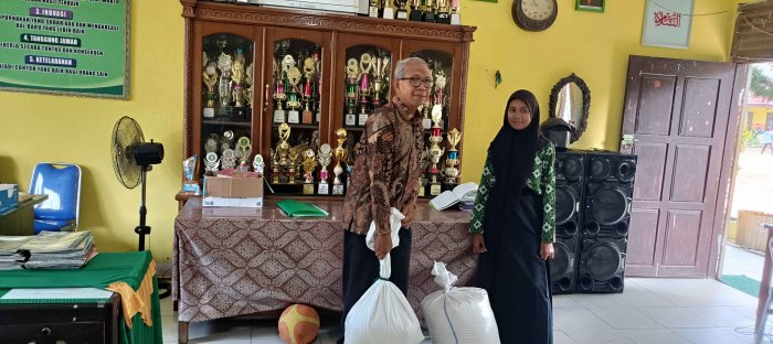 Bentuk Solidaritas, MTsN 2 Bungo Galang Bantuan Beras untuk Siswa yang Berduka