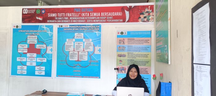Pembina PMR MTsN 2 Bungo Beri Arahan Kesiapsiagaan Jelang Upacara Senin