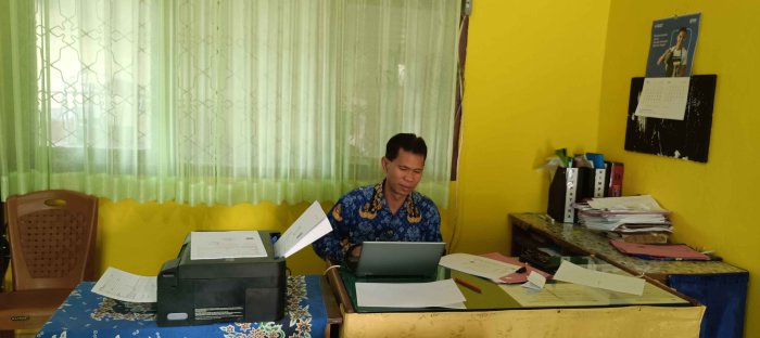 Kejar Target Kelulusan, Wali Kelas IX MTsN 2 Bungo Tuntaskan Nilai dan Cetak Rapor RDM