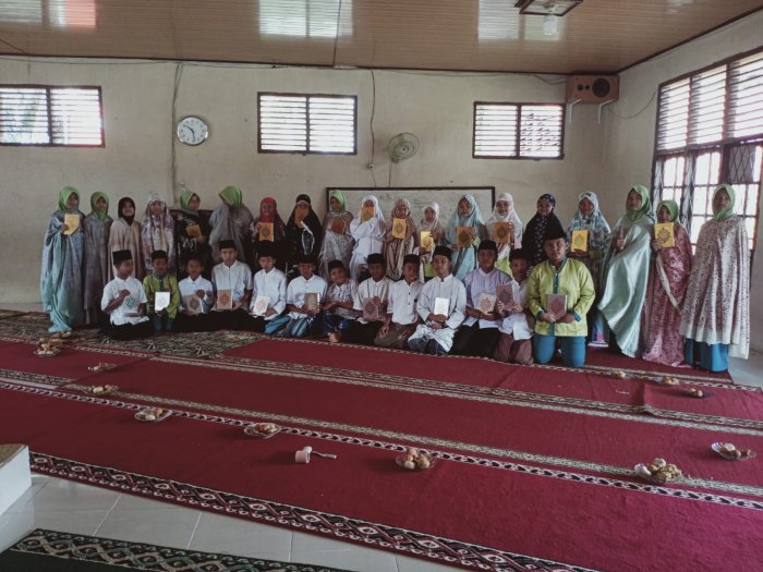Siswa MTsN 2 Bungo Rayakan Khatam Al-Quran dengan Foto Bersama