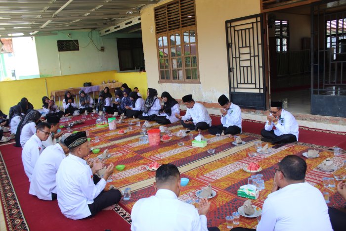 Pererat Silaturahmi, MTsN 2 Bungo Gelar Halal Bihalal Bersama Kepala Kemenag Kabupaten Bungo Pererat Silaturahmi, MTsN 2 Bungo Gelar Halal Bihalal Bersama Kepala Kemenag Kabupaten Bungo