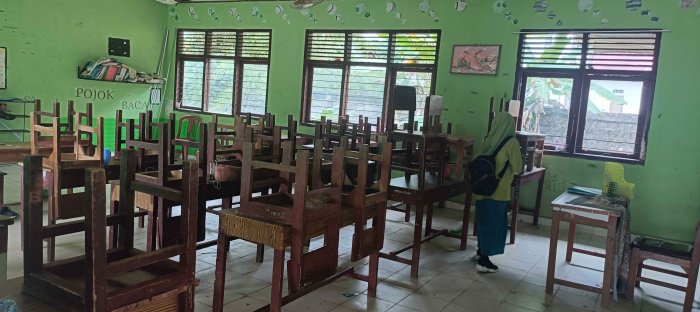 Usai KBM, Siswa MTsN 2 Bungo Laksanakan Piket Kelas