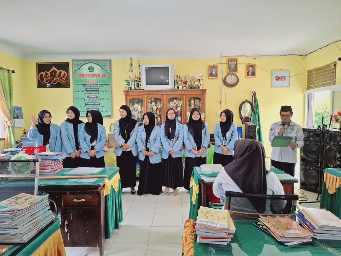 Pererat Silaturahmi, Mahasiswa PPL Yasni Bungo Perkenalkan Diri ke Guru MTsN 2 Bungo  Pilihan Judul