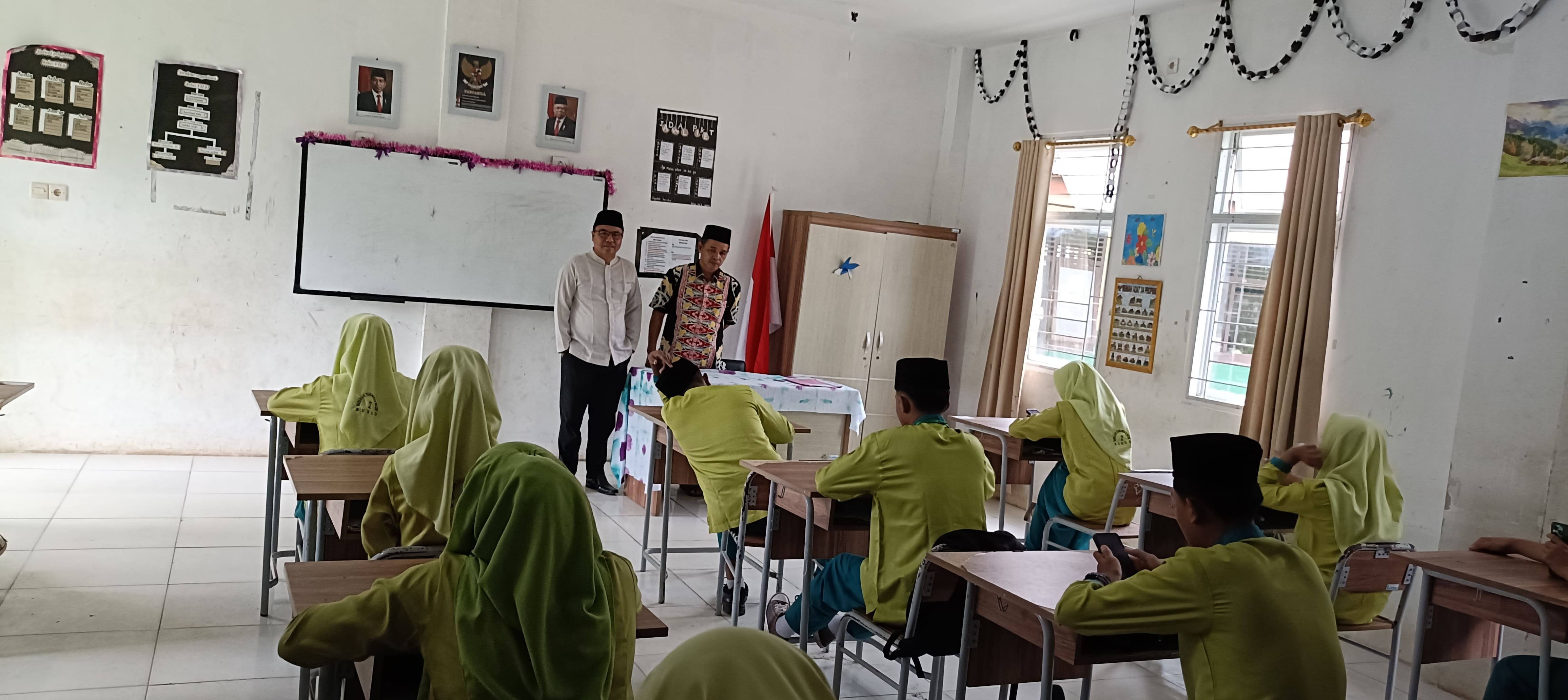 KEPALA MADRASAH DAN KAUR TU MTsN 2 BUNGO LAKUKAN MONITORING UJIAN ASESMEN MADRASAH 