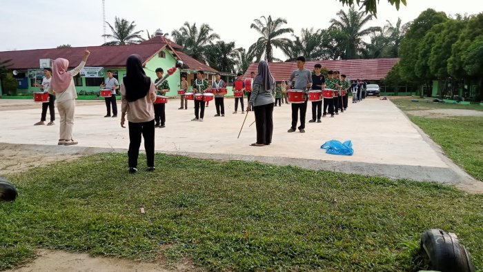 Semangat Baru! MTsN 2 Bungo Gelar Latihan Perdana Drumband di Lapangan Madrasah