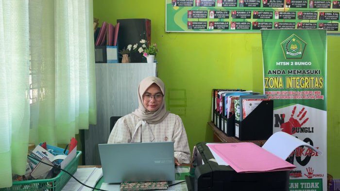 Meski WFA, Ibuk Erniyati, S.Sos Buktikan Informasi Madrasah Tetap Jadi Prioritas Utama