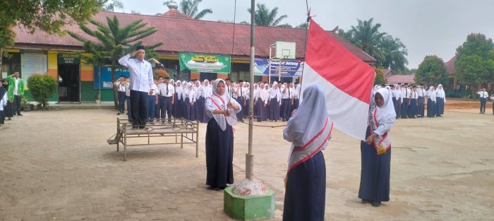 Upacara Bendera di MTsN 2 Bungo Pupuk Semangat Nasionalisme