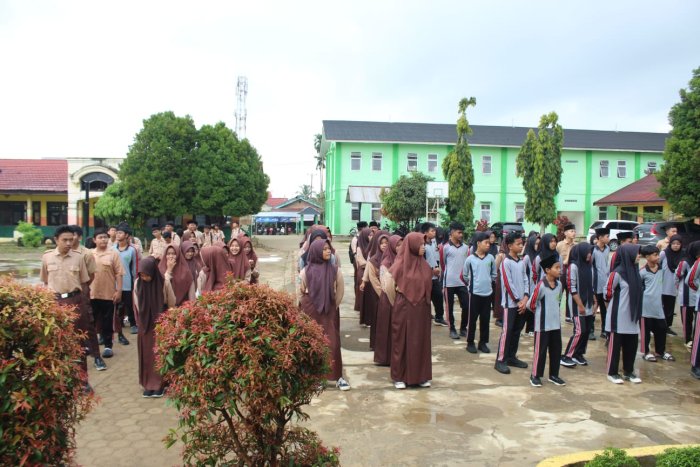Sambut Libur Panjang Lebaran, Ratusan Siswa MTsN 2 Bungo Padati Lapangan untuk Pengarahan Terakhir Sambut Libur Panjang Lebaran, Ratusan Siswa MTsN 2 Bungo Padati Lapangan untuk Pengarahan Terakhir