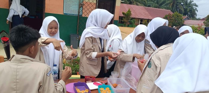 OSIM MTsN 2 Bungo Gelar Bazar Jajanan Usai Hari Guru