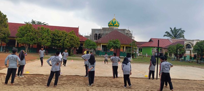 Siswa MTsN 2 Bungo Asah Ketangkasan Fisik Bersama Guru Penjas di Lapangan Madrasah Siswa MTsN 2 Bungo Asah Ketangkasan Fisik Bersama Guru Penjas di Lapangan Madrasah
