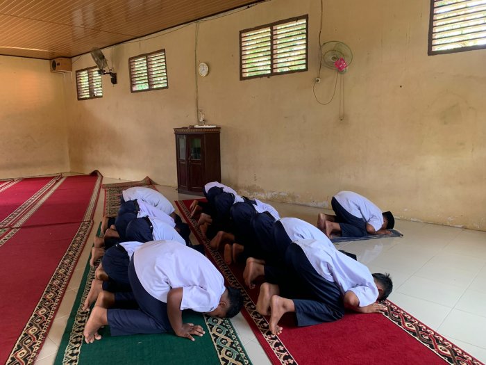 Pembiasaan Ibadah Siswa MTsN 2 Bungo Laksanakan Salat Zuhur Teratur di Musholla Pembiasaan Ibadah Siswa MTsN 2 Bungo Laksanakan Salat Zuhur Teratur di Musholla
