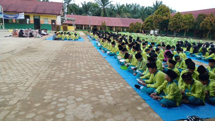 Yasinan Bersama Warnai Pagi Jumat di Madrasah