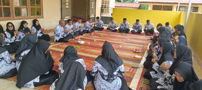 Usai Peringatan HGN, Dewan Guru MTsN 2 Bungo Gelar Doa dan Makan Bersama Usai Peringatan HGN, Dewan Guru MTsN 2 Bungo Gelar Doa dan Makan Bersama