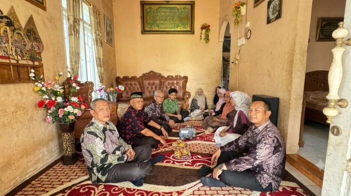 Mempererat Tali Silaturahmi, Keluarga Besar MTsN 2 Bungo Gelar Takziah ke Rumah Ananda Azzam (Kelas IX.A)