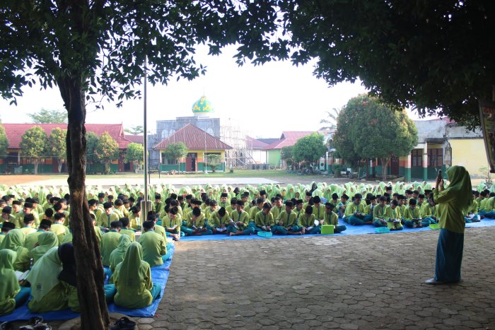 Jumat Berkah: Gemuruh Lantunan Yasin dan Doa Bersama Memenuhi Lapangan MTsN 2 Bungo